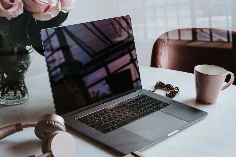 an image of a laptop to describe display screen equipment