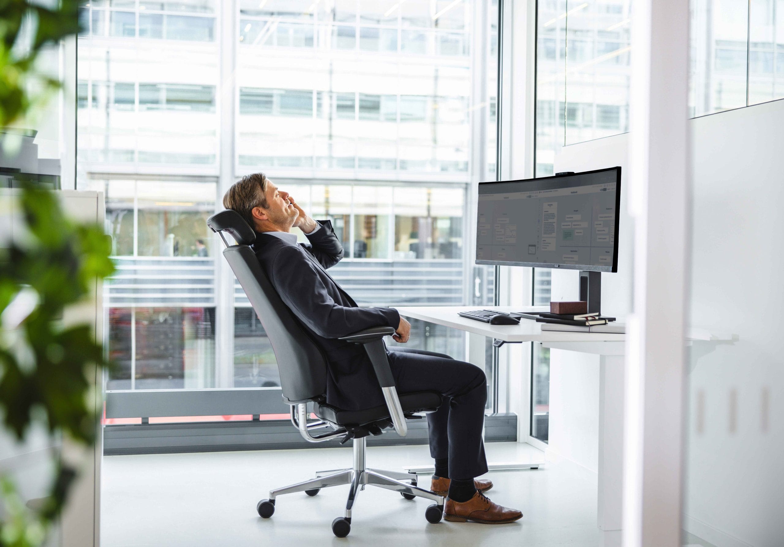 how to adjust your chair to stop back pain at work